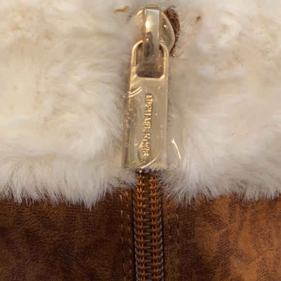 NWT/box Michael Kors children’s size 10 Boots with fir on top - Picture 8 of 8